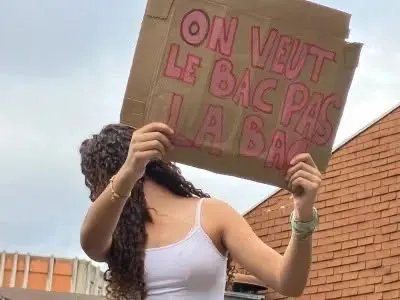 Pancarte en carton : « On veut le bac pas la BAC »