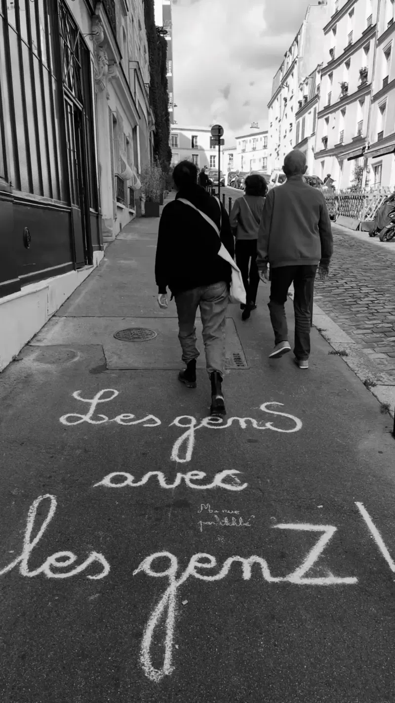 Inscription à la craie sur un trottoir : « Les gens avec les genZ »