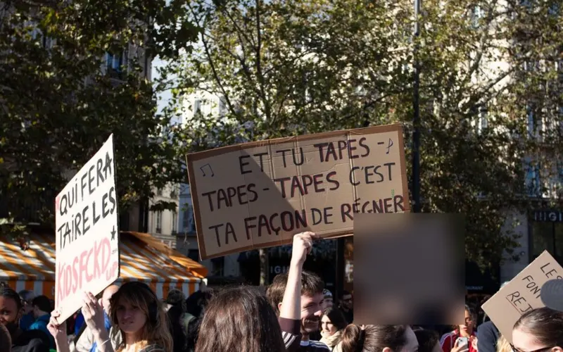 Pancarte en carton : « Et tu tapes tapes c’est ta façon de régner »